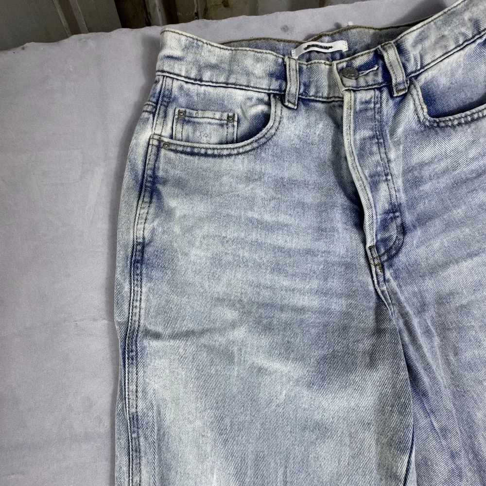PacSun Womens Baggy Jeans Blue Denim 5-Pocket Raw Hem Light Wash Whisker 26 - Picture 3 of 16